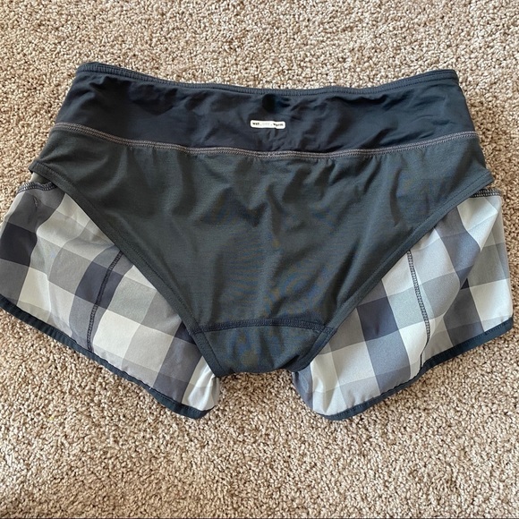 lululemon Speed Shorts Wet Dry Warm Lined Gray Plaid 2.5" inseam Size 6 - Picture 5 of 8